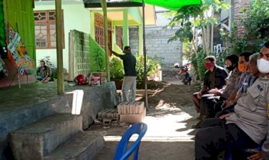 Wujud-Ungkapan-Bela-Sungkawa,-Kapolres-Sikka-Melayat-Ke-Rumah-Duka-Ibu-Dari-Anggotanya-Yang-Meninggal