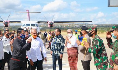 Tiba-di-Bandara-Eltari-Kupang,-Menkopolhukam-dan-Mendagri-Disambut-Oleh-Kapolda-NTT