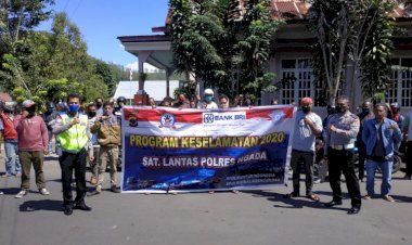 Program-Keselamatan,-Satlantas-Polres-Ngada-Berikan-Bantuan-Ke-Tukang-Ojek