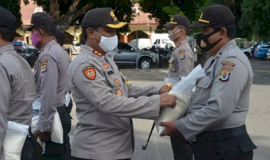 Kapolres-Sikka-Serahkan-Bantuan-Beras-Mabes-Polri-Kepada-Kapolsek-Jajaran-Untuk-Disalurkan-Kepada-Masyarakat-Kurang-Mampu