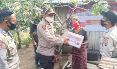 Sambut-Hari-Bhayangkara-Ke-74,-Kapolres-Sikka-Bagikan-Sembako