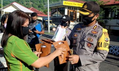 Peduli-Covid-19,-Bhayangkari-Cabang-Polres-Flotim-Serahkan-APD-Kepada-Kapolres-Flotim