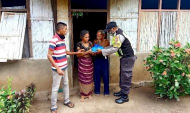 Bansos-Polri,-Bhabinkamtibmas-Serahkan-Ke-Warga-Binaan-Yang-Terdampak-Covid-19