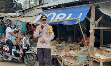 Wakapolda-NTT-Turun-Langsung-Beri-Imbau-Pencegahan-Covid-19-Kepada-Masyarakat-Pembeli-maupun-Penjual-di-Pasar-Kasih-Naikoten