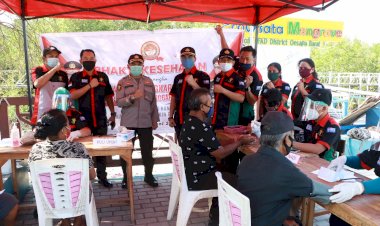 Jelang-Hari-Bhayangkara-ke-74,-Biddokkes-Polda-NTT-Beri-Pengobatan-Gratis