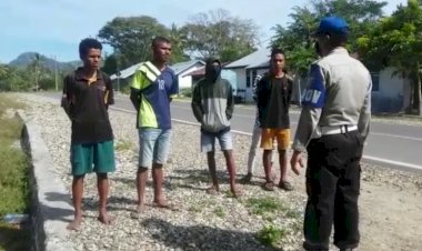 Rutin-Patroli-Jelang-Hari-Bhayangkara-ke-74,-Polsek-Raihat-Selipkan-Pesan-Protokol-Kesehatan-untuk-Masyarakat