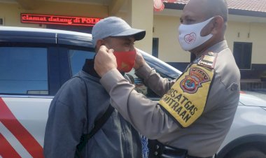 Kasatbinmas-Polres-Ngada-Beri-Bantu-Masker-Kepada-Insan-Pers-Ngada