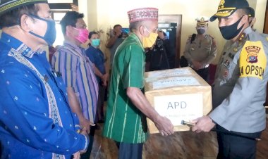 Kapolda-NTT-Beri-Bantuan-APD-kepada-Gugus-Tugas-Covid-19-di-Kabupaten-Manggarai-Barat