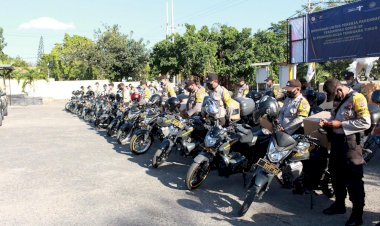 Personel-Polres-Kupang-Kota-Kawal-dan-Salurkan-Paket-Balasa-Bantuan-Kemenparekraf-Untuk-Pekerja-dan-Pelaku-Pariwisata-yang-Terdampak-Covid-19