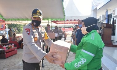 Bhakti-Sosial-Secara-Serentak-dalam-Rangka-Hari-Bhayangkara-ke-74,-Kapolda-NTT-Beri-Bansos-dan-SIM-Masyarakat-Labuan-Bajo