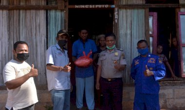 Dalam-Rangka-Hari-Bhayangkara-ke-74,-Anggota-Polda-NTT-yang-Bermukim-di-Desa-Bolok-Salurkan-Sembako-kepada-Warga-Terdampak-Covid-19