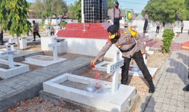 Dalam-Rangka-Hari-Bhayangkara-ke-74,-Kapolda-NTT-Pimpin-Upacara-Ziarah-Rombongan-di-TMP-Dharmaloka-Kupang