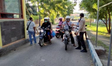 Anggota-Pos-Pam-Pasar-Alok-Terus-Lakukan-Imbauan-Protokol-Kesehatan-Dan-Pengecekkan-Suhu-Tubuh