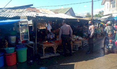 Personel-Satsampta-Polres-Kupang-Kota-Turun-Langsung-Beri-Imbauan-New-Normal-di-Pasar-Oeba