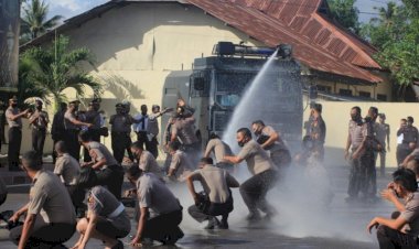 Naik-Pangkat,-36-Personil-Polres-Belu-dan-Brimob-Kaget-Diguyur-Dengan-Water-Canon