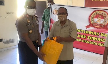 Gerakan-Baksos-Peduli-Covid-19,-Wakapolda-NTT-Beri-Paket-Sembako-Pada-PP-Polri-NTT