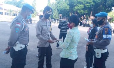 Usai-Apel-Pagi-Wakapolres-Sikka-Lakukan-Pemeriksaan-Sikap-Tampang-Dan-Surat-Kelengkapan-Diri-Personil-Polri