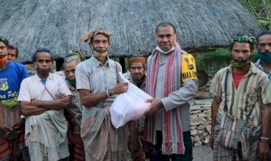 Bertemu-Raja-Boti,-Wakapolda-NTT-Jalin-Silaturahmi-dan-Berikan-Bantuan-Bagi-Warga