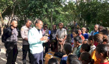 Bentuk-Kepedulian,-Wakapolda-NTT-Beri-Bantuan-Perlengkapan-Sekolah-di-Kampung-Boti