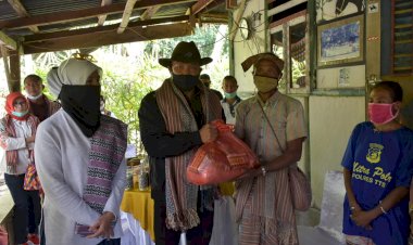 Kapolda-NTT-Serahkan-Paket-Sembako-di-Desa-Adat-Boti