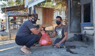 Kapolda-NTT-beri-Bantuan-Sembako-kepada-Tukang-Tambal-Ban-Difabel