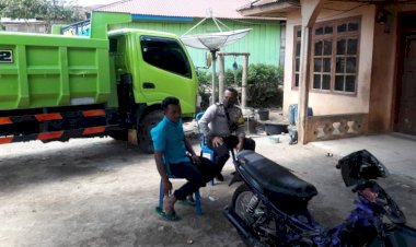 Sosialisasi-Adaptasi-Kebiasaan-Baru,-Bhabinkamtibmas-Desa-Lao-Sambang-Ke-Rumah-Warga