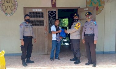 Kapolres-Sikka-Bagikan-Daging-Kurban-Kepada-Masyarakat-Desa-Habi