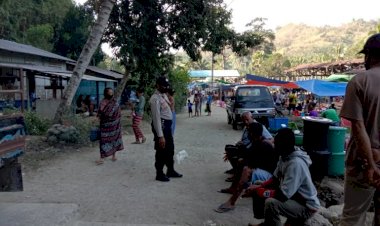 Lakukan-Pengamanan-Pasar,-Bripka-Marsel-Ajak-Masyarakat-Patuhi-Protokol-Kesehatan