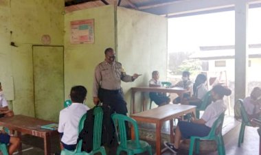 Sosialisasi-Kenakalan-Remaja,-Bhabinkamtibmas-Kelurahan-Kolhua-Sambangi-Pelajar-SMP-Negeri-7-Kupang