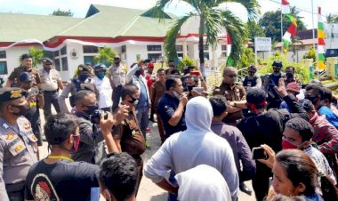 Polres-Flotim-Lakukan-Pengawalan-dan-Pengaman-Unras-Damai-Dari-Aliansi-Pemuda-Progresif