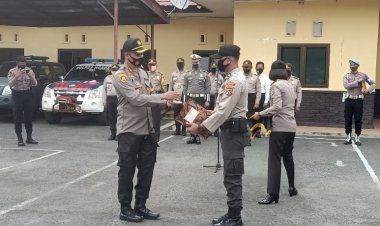 Kapolres-Ngada-Berikan-Piagam-Penghargaan-Kepada-Polisi-Teladan-Aipda-Bintaran