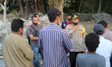 Berempati-Terhadap-Korban-Kebakaran-di-Kampung-Deke,-Kapolres-Sumba-Barat-Bagikan-300-Kg-Beras