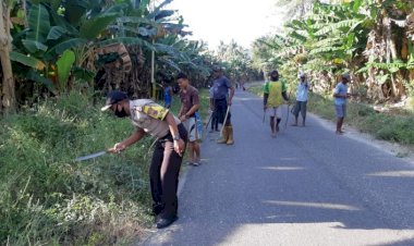 Ajak-Masyarakat-Cegah-Penularan-Virus-Covid-19,-Bhabinkamtibmas-Lakukan-Kerja-Bakti-Dengan-Masyarakat