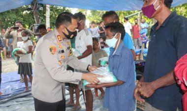 Berempati-Terhadap-Korban-Kebakaran-di-Kampung-Deke,-Kapolres-Sumba-Barat-Bagikan-300-Kg-Beras
