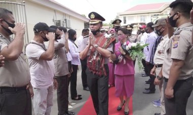 Dari-Lobby-hingga-Pintu-Keluar-Mako,-Anggota-Polres-Belu-dan-Bhayangkari-Lepas-AKBP-Cliffry-menuju-Tempat-Tugas-yang-Baru