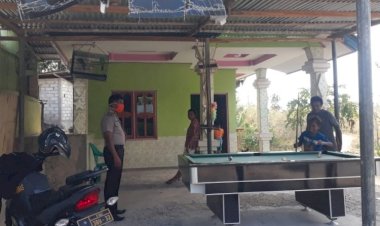 Turun-Menyapa-Warga,-Imbauan-Protokol-Kesehatan-Hingga-Larangan-Judi-Di-Lontarkan-Anggota-Polsek-Lasiolat