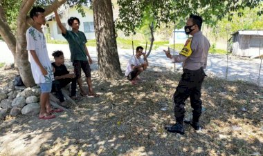 Tetap-Pakai-Masker-dan-Jaga-Jarak,-Imbau-BRIGPOL-Junedi-ke-Masyarakat-di-Sela-Sambang-Dialogisnya