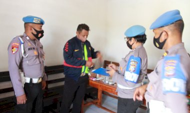 Displinkan-Protokol-Kesehatan-Bagi-Anggota-Polri,-Bidpropam-Polda-NTT-Kembali-Gelar-Gaktibplin-di-Tempat-Pelayanan-Masyarakat