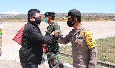 Irwasda-Polda-NTT-Sambut-Kedatangan-Kabais-TNI-di-Bandara-El-Tari-Kupang