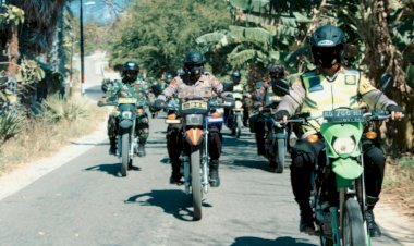 Gunakan-Motor-Trail-Kapolres-Sumba-Timur-Antar-Bansos-Langsung-ke-Masyarakat