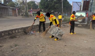 HUT-Polwan-ke-72,-para-Polwan-Polres-TTU-bersihkan-Pasar