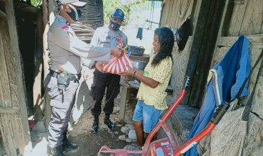 Sentuh-Fakir-Miskin-dan-Lansia,-Polsek-Tasifeto-Timur-Salurkan-Setengah-Ton-Beras-Bantuan-Polri-Tahap-III