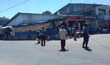 Lakukan-Giat-Operasi-Gabungan,-Anggota-Polsek-Reo-Imbau-Pengendara-Patuhi-Protokol-Kesehatan