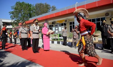 Tiba-di-Mapolda-NTT, -Kapolda-NTT-Irjen-Pol.-Drs.-Lotharia-Latif,-S.H.,-M.Hum.,-Disambut-Dengan-Tarian-Ofalangga