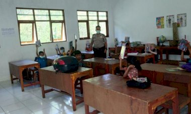 ‘Sambang-Literasi',-Aipda-Burhan-Bagikan-29-Paket-Buku-&-Alat-Tulis-Kepada-29-Anak-SD-Paralel-Natarakade