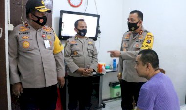 Jenguk-Anggota-yang-Sakit,-Kapolda-NTT-beri-Tali-Asih