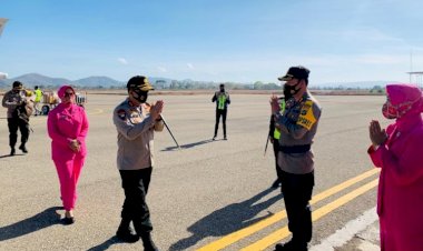Tiba-di-Bandara-Udara-AA-Bere-Talo-Atambua,-Kapolda-NTT-Disambut-Kapolres-Belu