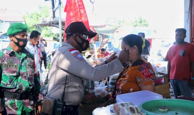 Upaya-Menekan-Angka-Penularan-Covid-19,-Polda-NTT-dan-TNI-Serentak-Kampanye-dan-Bagikan-Masker-Kepada-Masyarakat