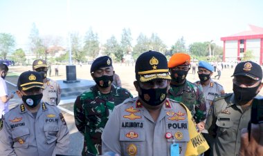 Sebanyak-272.000-Masker-Didistribusikan-Oleh-Polda-NTT-dan-Polres-Jajaran-serta-TNI-Kepada-Masyarakat