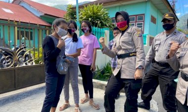 Bagikan-Masker-Kepada-Pelajar,-Kasat-Binmas-Polres-Manggarai-Sampaikan-Ini